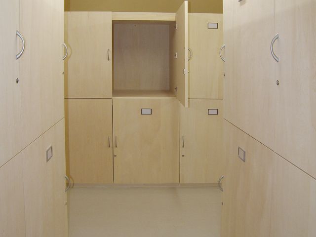 収納が整った居室 トランクルーム ゆとりある収納スペースが充実しており、個人の荷物を整理整頓しやすい設計となっています。安心して快適な空間づくりをサポートしています。