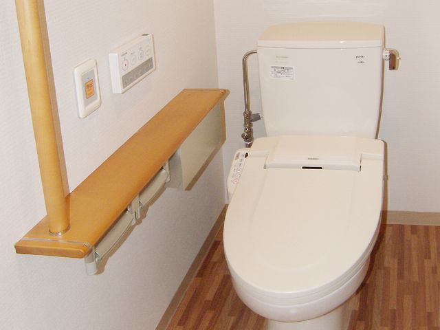 バリアフリートイレの設備 一人部屋 トイレ サポート手すり付きの機能的なトイレです。利用者の快適さと安全を考慮した設計になっており、安心してご利用いただけます。