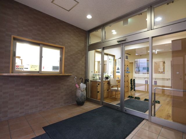 エントランスの明るい風景 玄関 明るく開放的なエントランスです。入口はバリアフリー設計となっており、すべての方が快適に出入りができます。