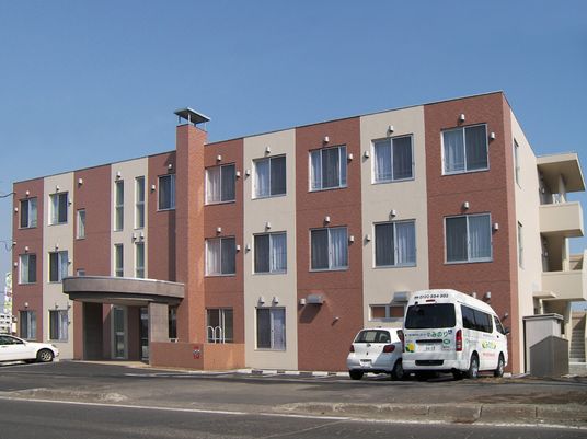 明るい外観の建物
