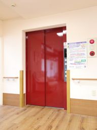 赤いエレベーターの入り口