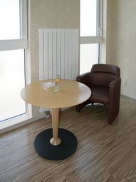 明るい居室のテーブルと椅子