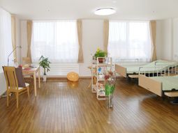 明るい居室の様子