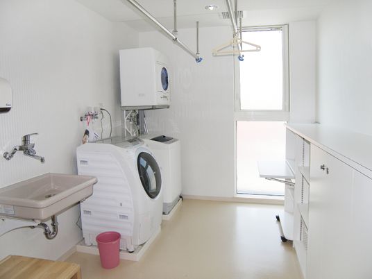 洗濯設備が整った洗面室