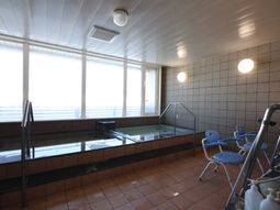 明るい浴室の一角