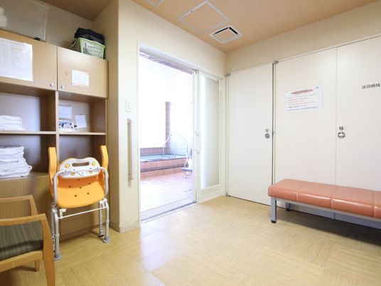 明るい居室の一角