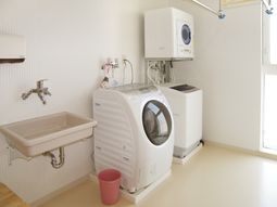 清潔な洗濯室の空間