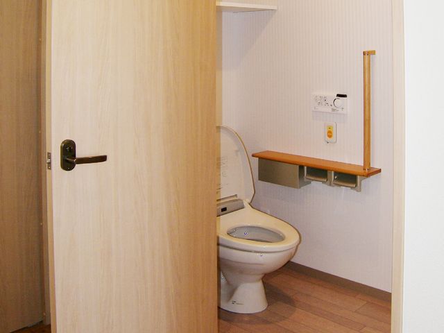 バリアフリーなトイレ空間 個室トイレ 快適にご使用いただける広々としたトイレです。手すりや安全を考慮した設計が施されております。