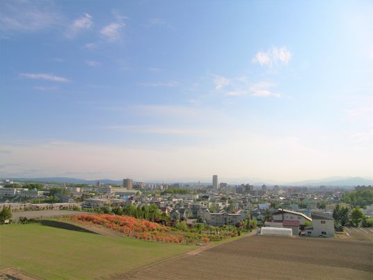 青空と街並みの景色