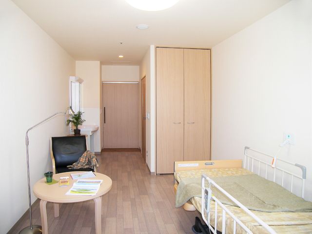 居心地の良い居室 個室 ゆとりある個室で、プライバシーが守られています。専用の洗面台が備わり、日常生活に必要な設備が整っています。