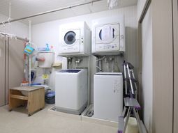 洗濯機と乾燥機の整頓された空間