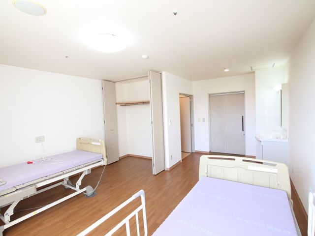 広々とした居室の様子 居室 明るく清潔な個室で、プライバシーを大切にした環境が整っています。生活しやすい空間が、新たな職場でのやりがいにつながります。