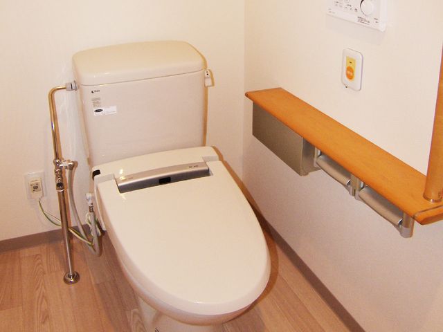 バリアフリーのトイレ 個室トイレ 手すり付きで安心のトイレ空間です。身の回りのお世話がしやすく、働きやすい環境が整っています。
