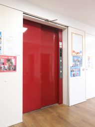 赤い扉のモダンなエレベーター