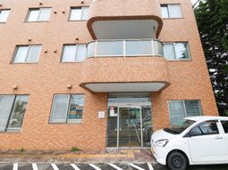 オレンジの外壁が印象的な建物