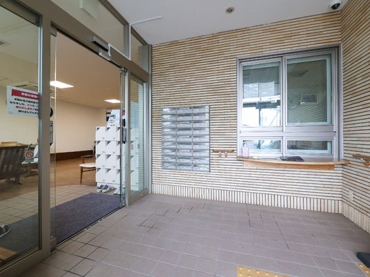 エントランスの明るい様子