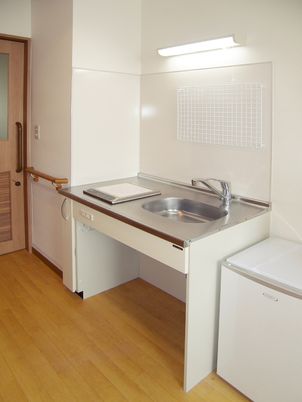 明るい居室のキッチン設備