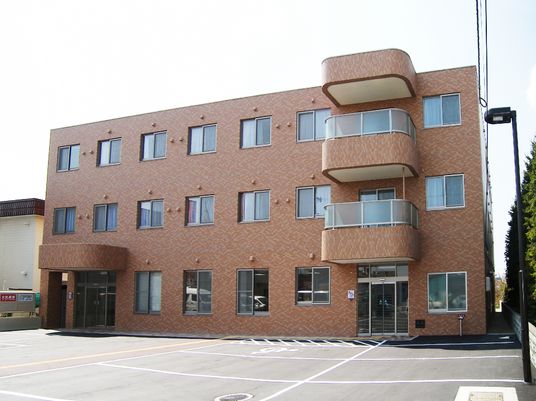 明るい外観の建物