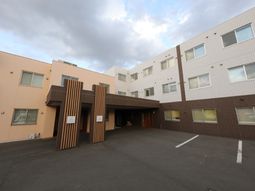 落ち着いた色の建物外観