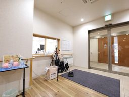 清潔感ある明るいエントランス