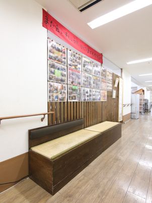廊下に掲示物とベンチ