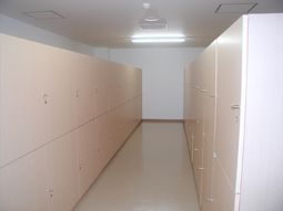 整然と並ぶロッカーの廊下