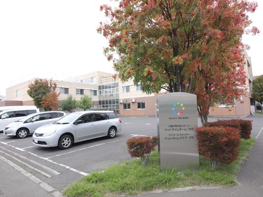 庭木と駐車場の外観