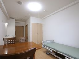 明るい居室の様子