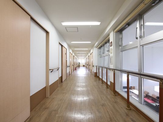 明るい通路と部屋の扉