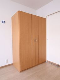 シンプルな木製キャビネット