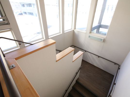 階段と手すりのある空間
