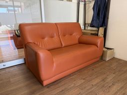 茶色いソファの部屋