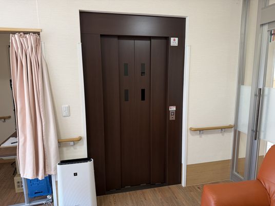 落ち着いた色調のエレベーター