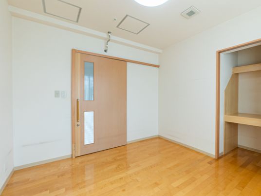 明るい居室のドアと棚