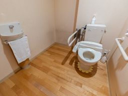 手すり付きのトイレ空間