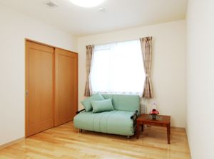 明るい居室の一角