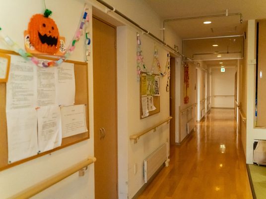 装飾された施設の廊下