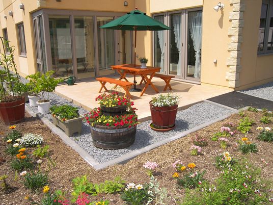 中庭の花とテーブル