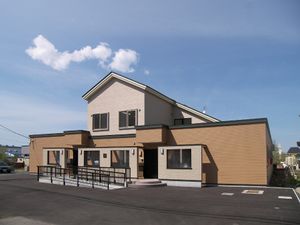 明るい外観の建物エントランス