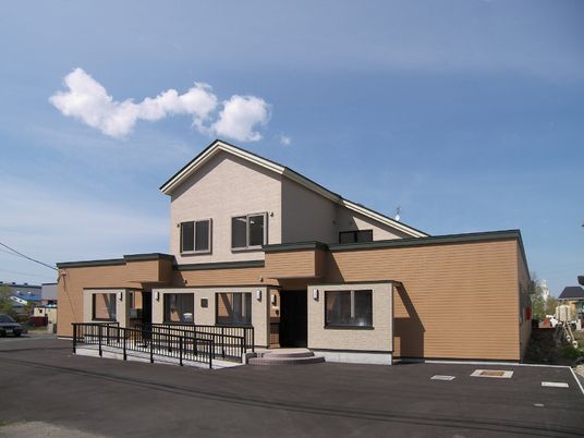 明るい外観の建物エントランス