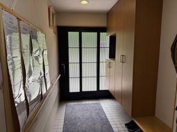 木製棚がある入口