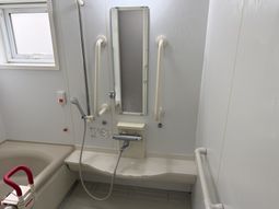 手すりが備わる浴室