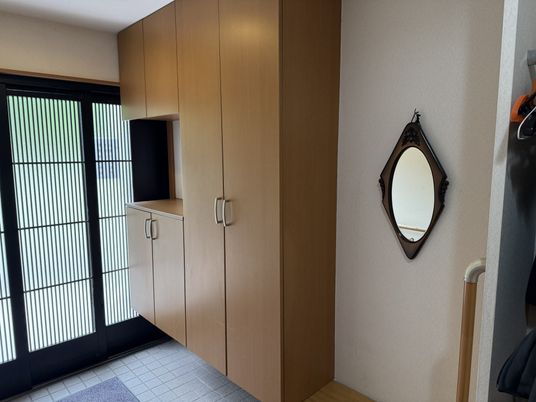 靴箱と鏡のある玄関