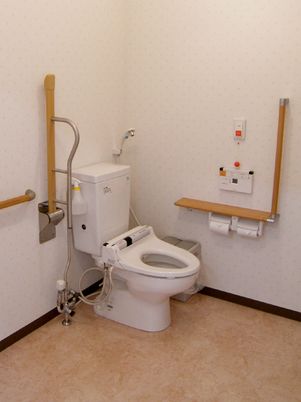 バリアフリー設計のトイレ