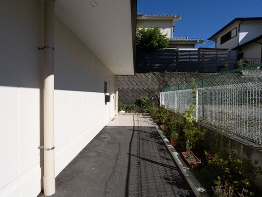 日差しの中庭通路