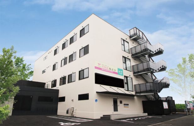白い外観の建物
