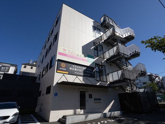 現代的な建物の外観