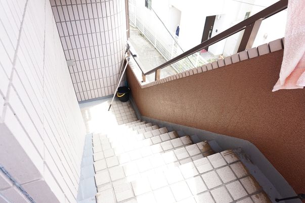 明るい階段の風景