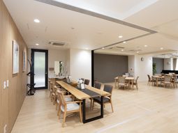 明るく広々とした食堂