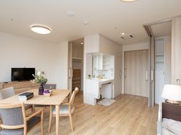 明るい居室の様子